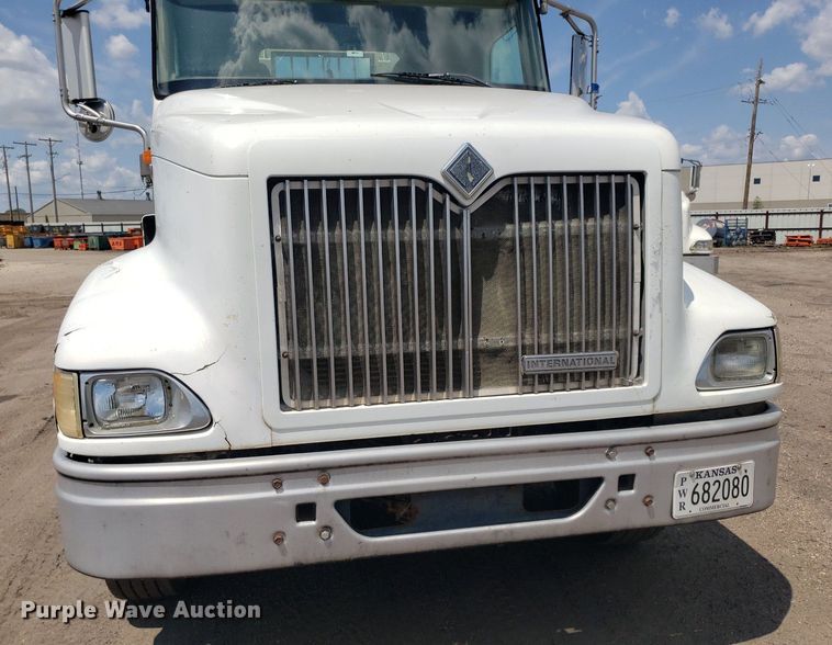 image for item DO3035 2000 International 9200i  semi truck