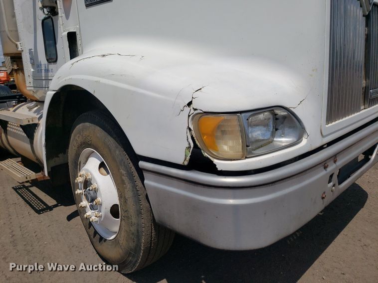 image for item DO3035 2000 International 9200i  semi truck