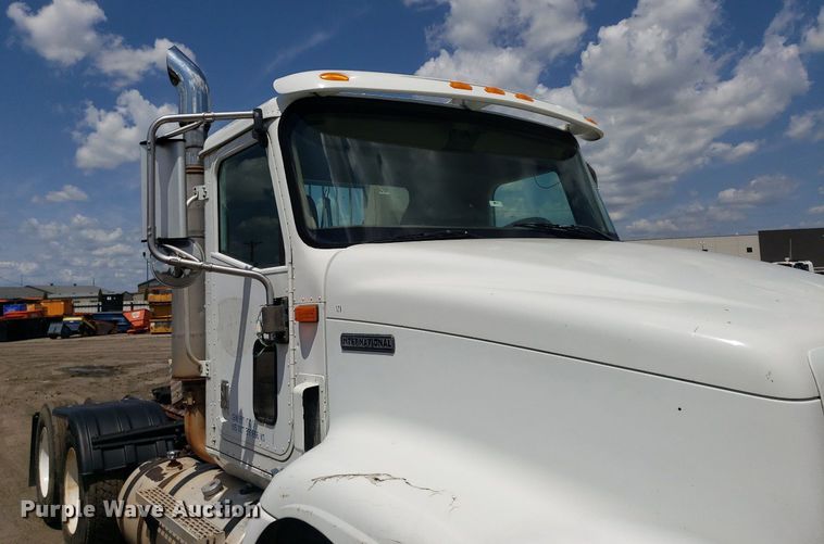 image for item DO3035 2000 International 9200i  semi truck