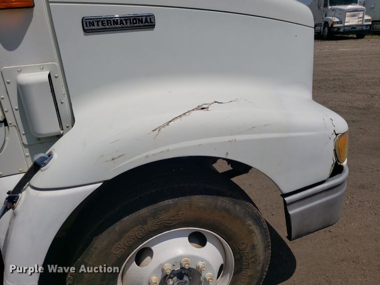 image for item DO3035 2000 International 9200i  semi truck