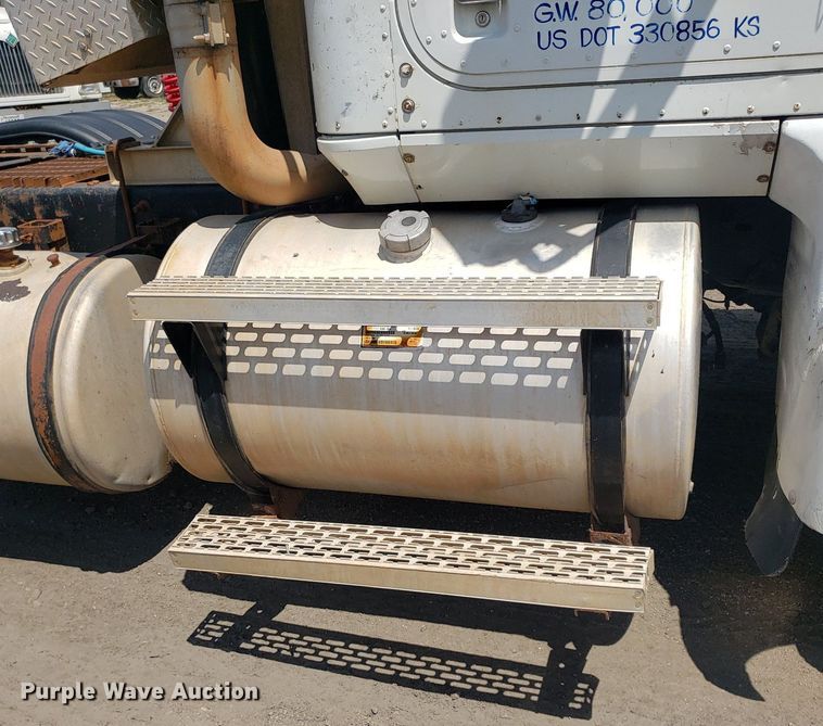 image for item DO3035 2000 International 9200i  semi truck