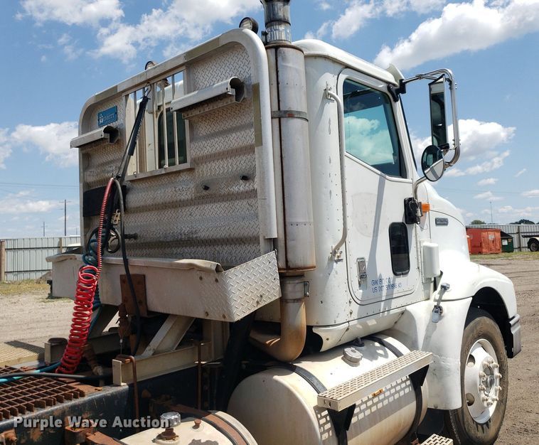 image for item DO3035 2000 International 9200i  semi truck