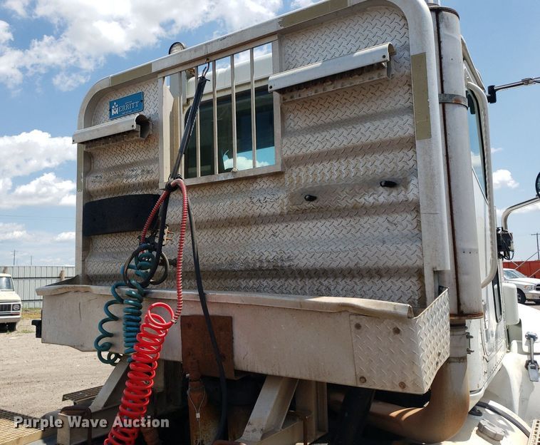 image for item DO3035 2000 International 9200i  semi truck