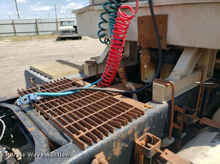 image for item DO3035 2000 International 9200i  semi truck