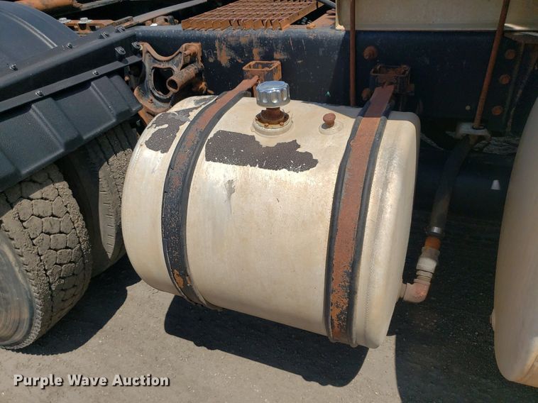 image for item DO3035 2000 International 9200i  semi truck