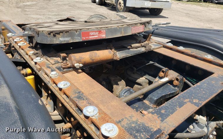 image for item DO3035 2000 International 9200i  semi truck