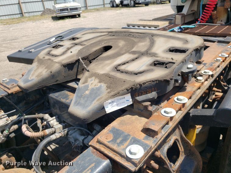 image for item DO3035 2000 International 9200i  semi truck