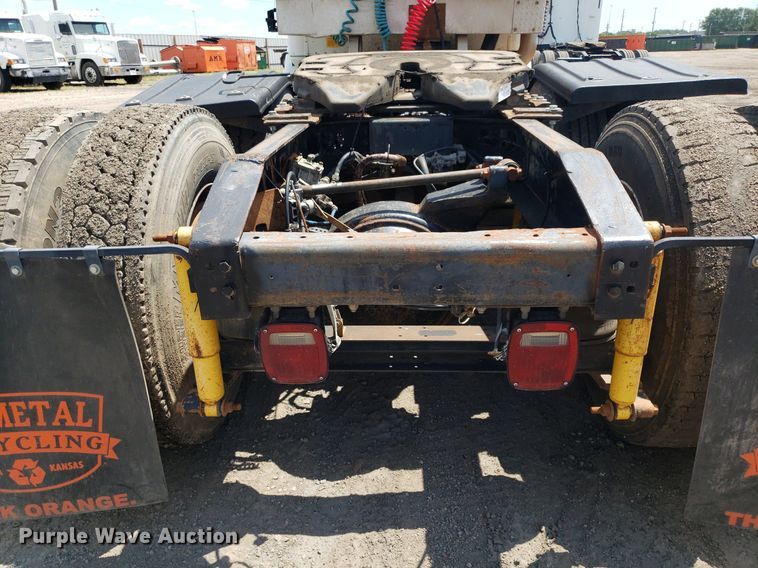 image for item DO3035 2000 International 9200i  semi truck