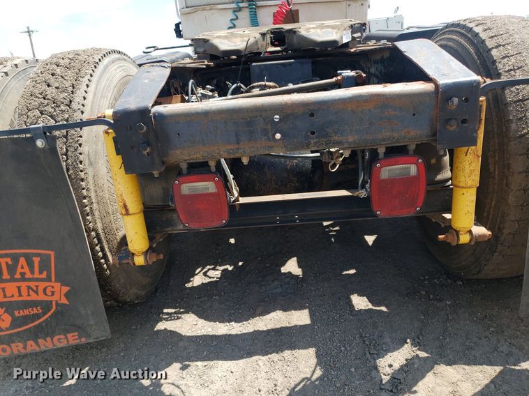 image for item DO3035 2000 International 9200i  semi truck