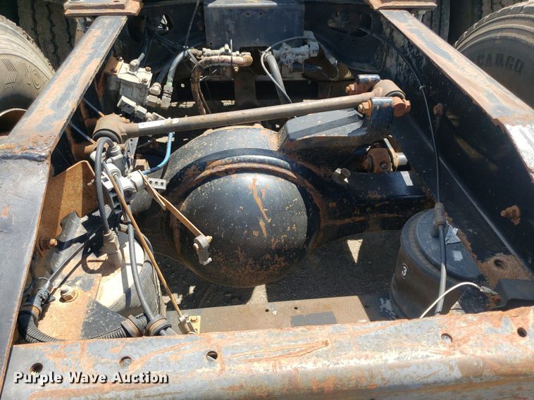 image for item DO3035 2000 International 9200i  semi truck