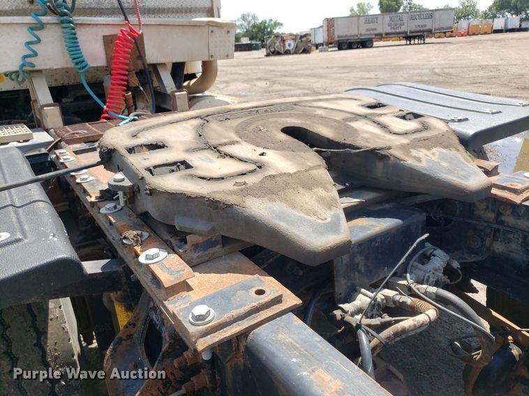 image for item DO3035 2000 International 9200i  semi truck