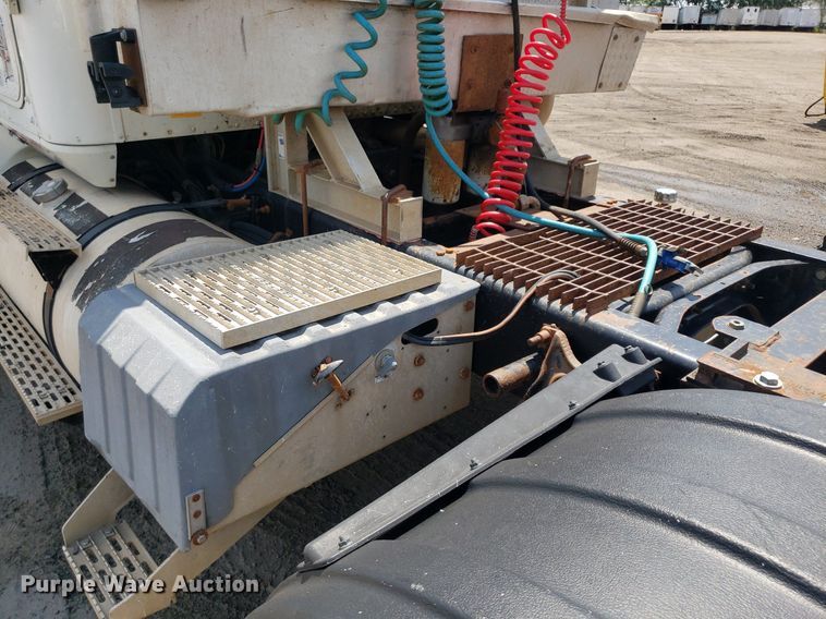 image for item DO3035 2000 International 9200i  semi truck