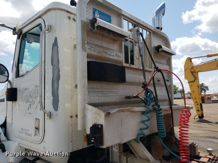 image for item DO3035 2000 International 9200i  semi truck