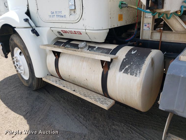 image for item DO3035 2000 International 9200i  semi truck