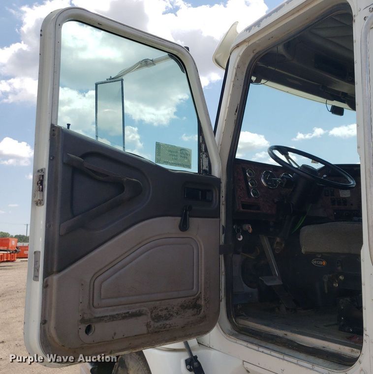 image for item DO3035 2000 International 9200i  semi truck