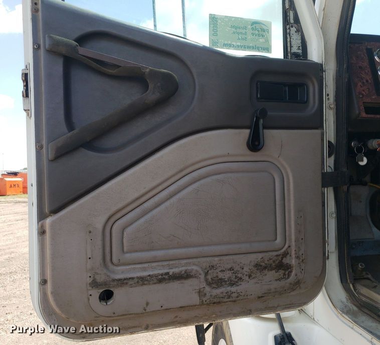 image for item DO3035 2000 International 9200i  semi truck