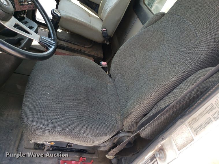 image for item DO3035 2000 International 9200i  semi truck