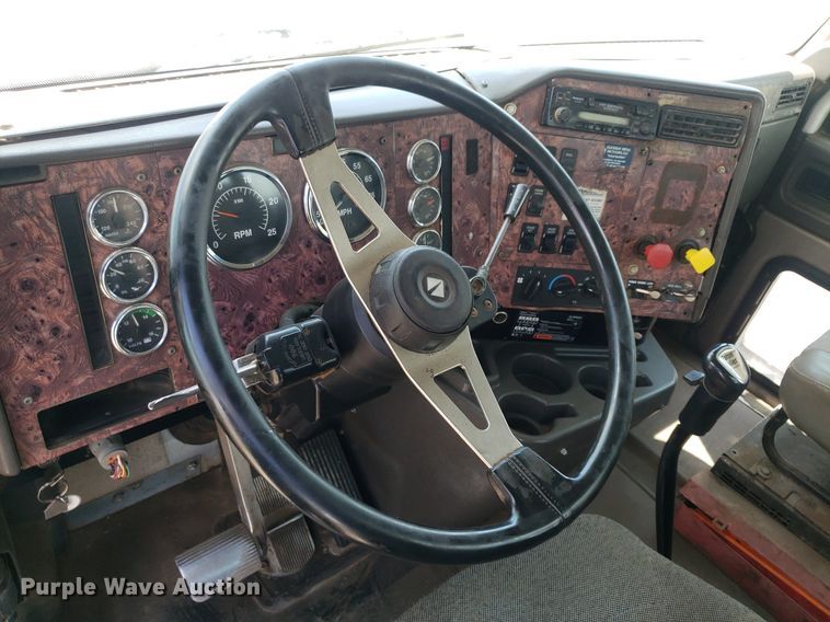 image for item DO3035 2000 International 9200i  semi truck