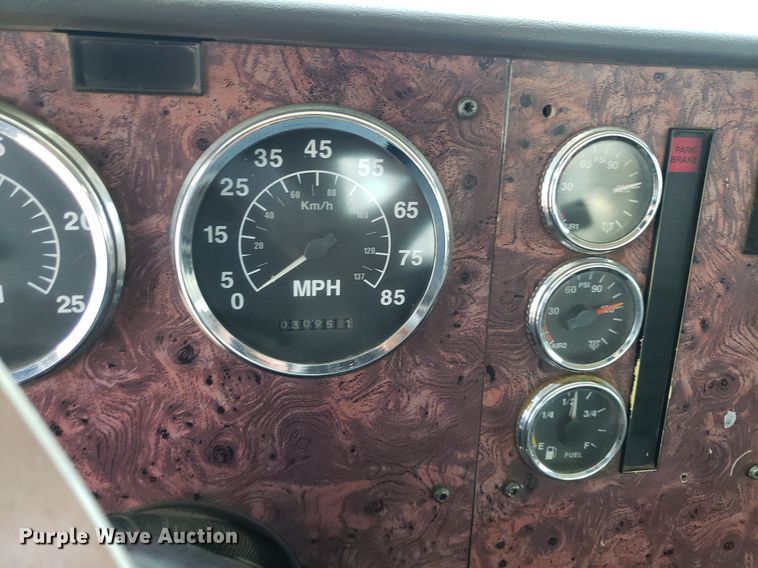 image for item DO3035 2000 International 9200i  semi truck