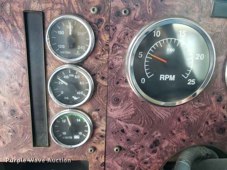 image for item DO3035 2000 International 9200i  semi truck