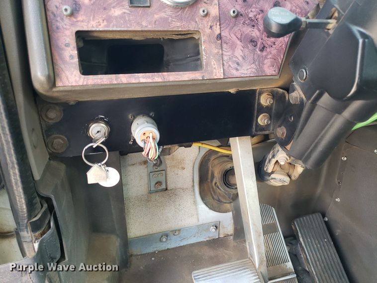 image for item DO3035 2000 International 9200i  semi truck