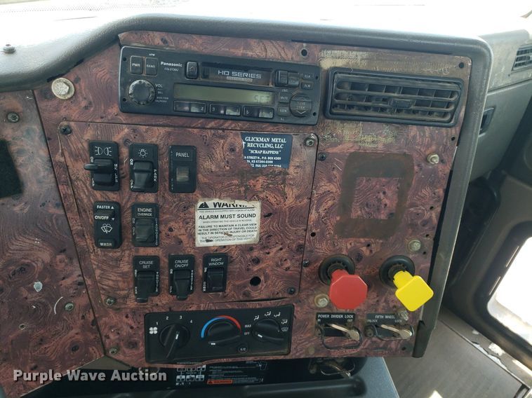 image for item DO3035 2000 International 9200i  semi truck