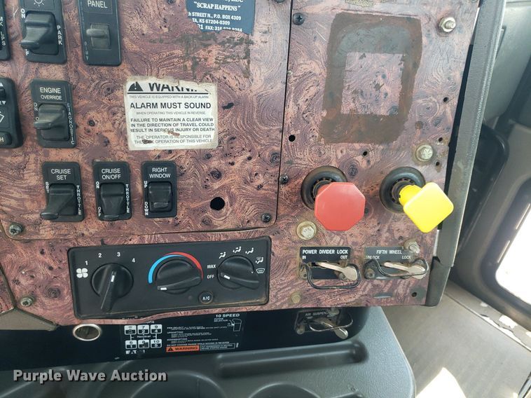 image for item DO3035 2000 International 9200i  semi truck