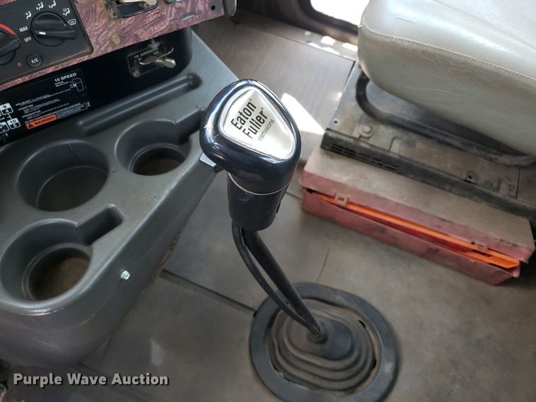 image for item DO3035 2000 International 9200i  semi truck