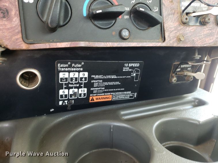 image for item DO3035 2000 International 9200i  semi truck