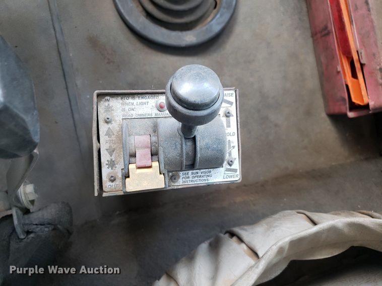 image for item DO3035 2000 International 9200i  semi truck