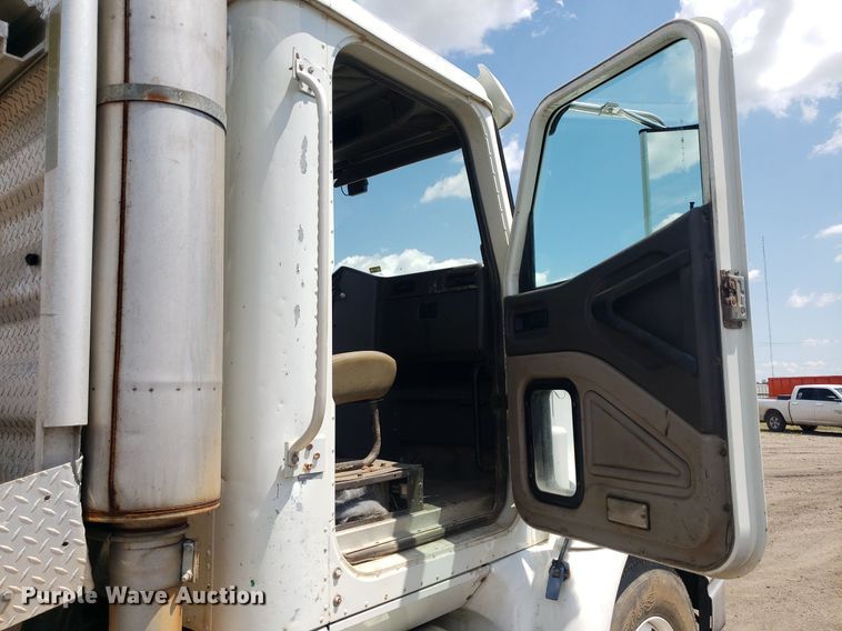 image for item DO3035 2000 International 9200i  semi truck