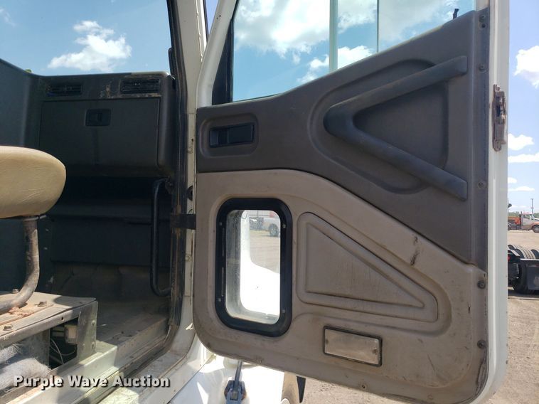 image for item DO3035 2000 International 9200i  semi truck