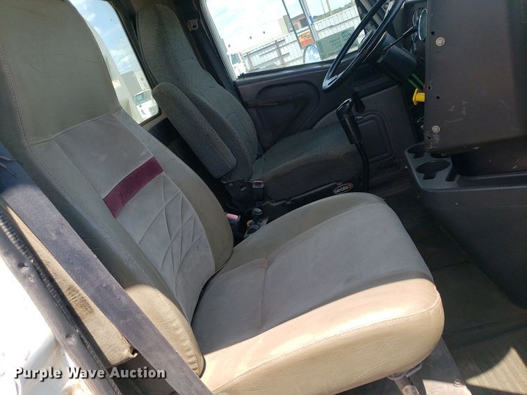 image for item DO3035 2000 International 9200i  semi truck