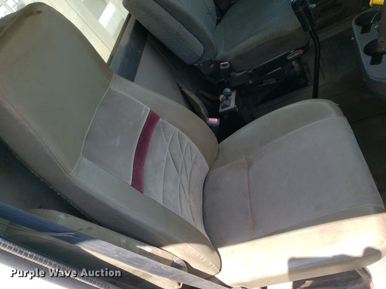 image for item DO3035 2000 International 9200i  semi truck