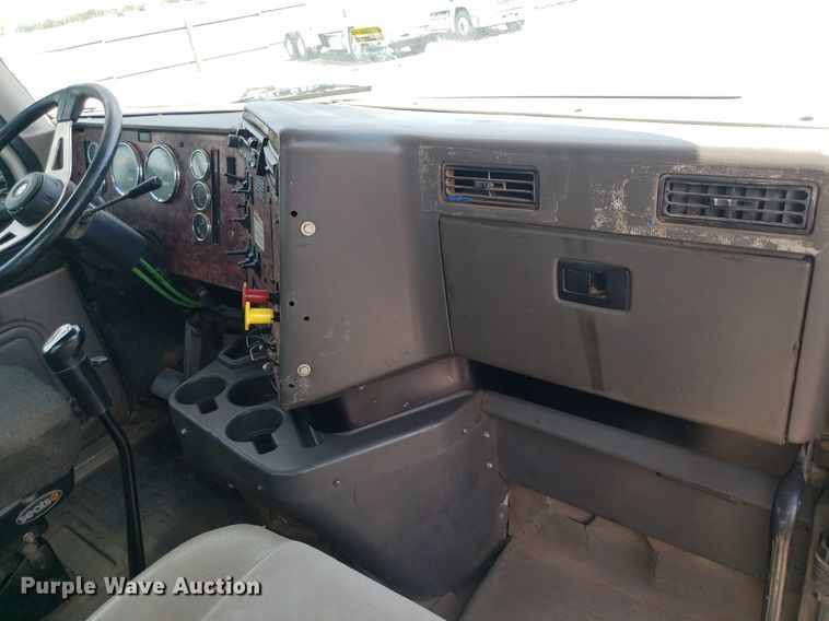 image for item DO3035 2000 International 9200i  semi truck