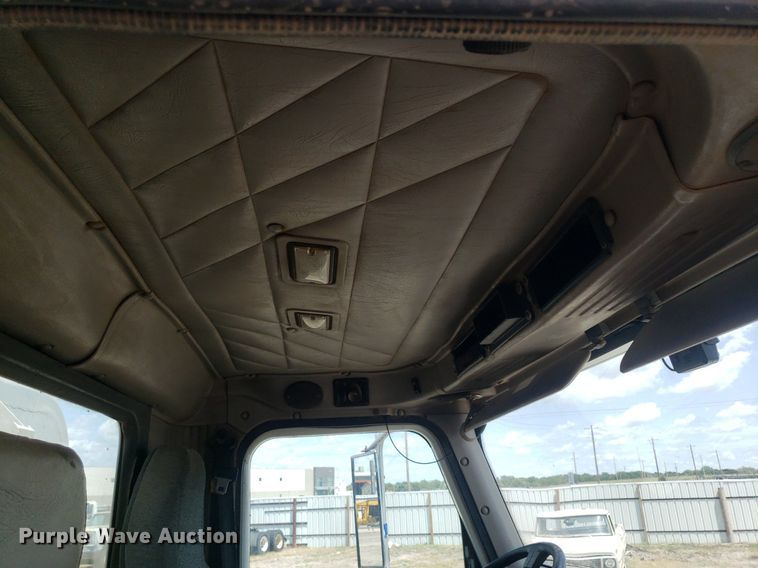 image for item DO3035 2000 International 9200i  semi truck