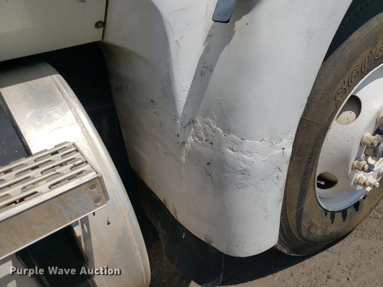 image for item DO3035 2000 International 9200i  semi truck