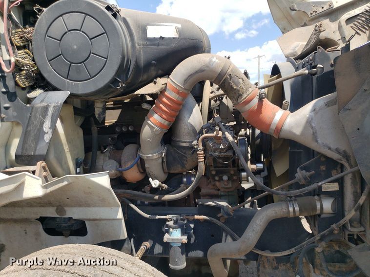 image for item DO3035 2000 International 9200i  semi truck