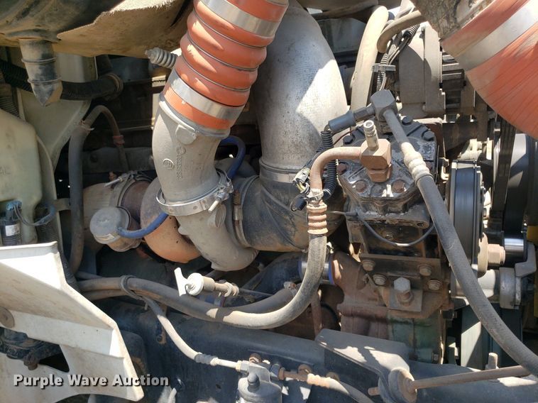 image for item DO3035 2000 International 9200i  semi truck