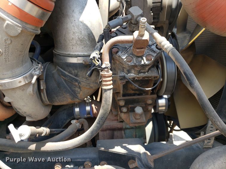 image for item DO3035 2000 International 9200i  semi truck