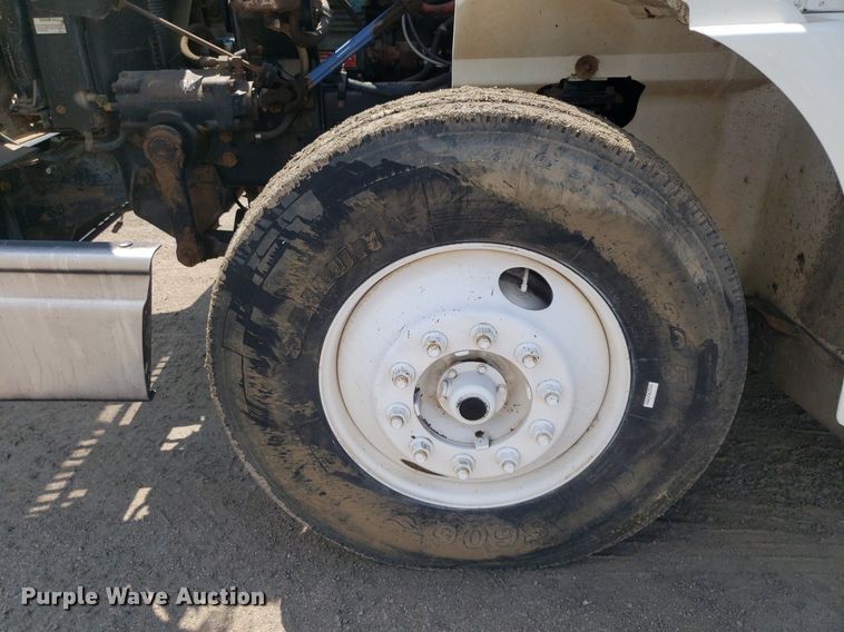 image for item DO3035 2000 International 9200i  semi truck