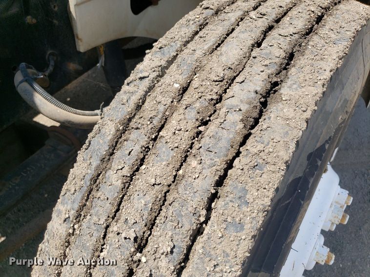 image for item DO3035 2000 International 9200i  semi truck