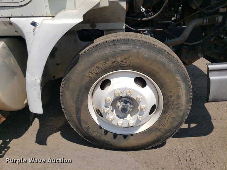 image for item DO3035 2000 International 9200i  semi truck