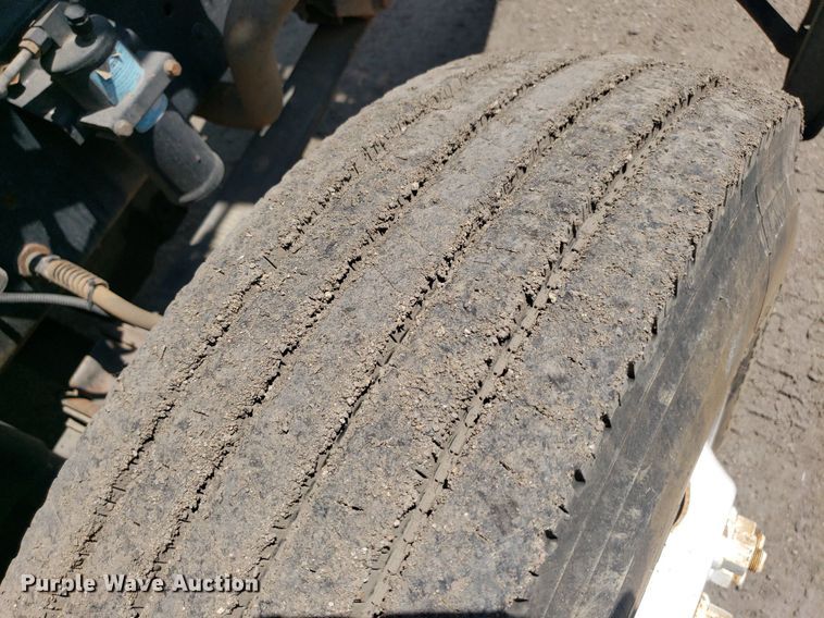 image for item DO3035 2000 International 9200i  semi truck