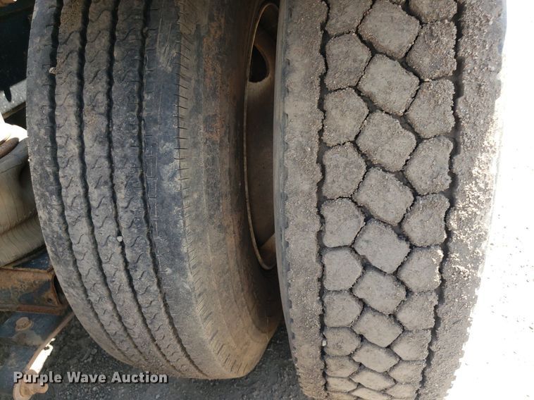 image for item DO3035 2000 International 9200i  semi truck