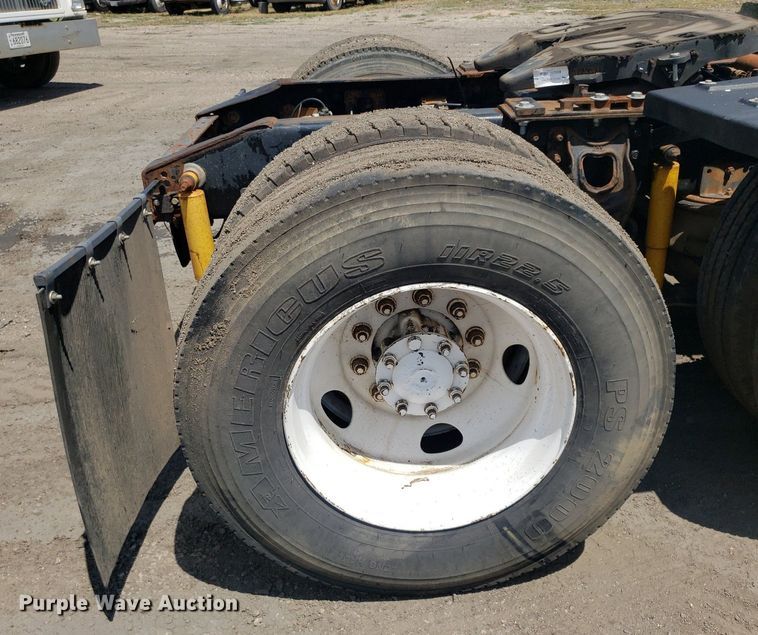 image for item DO3035 2000 International 9200i  semi truck