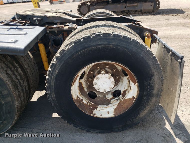 image for item DO3035 2000 International 9200i  semi truck