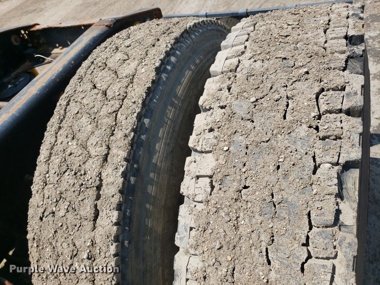 image for item DO3035 2000 International 9200i  semi truck