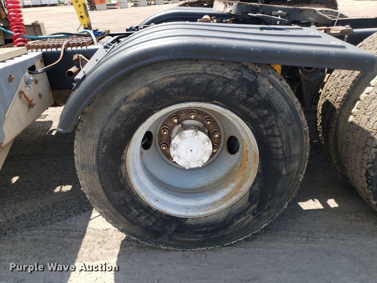 image for item DO3035 2000 International 9200i  semi truck