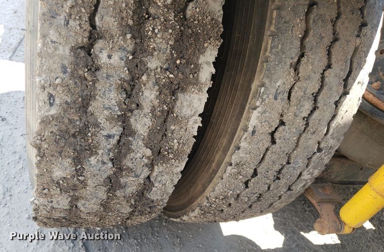 image for item DO3035 2000 International 9200i  semi truck